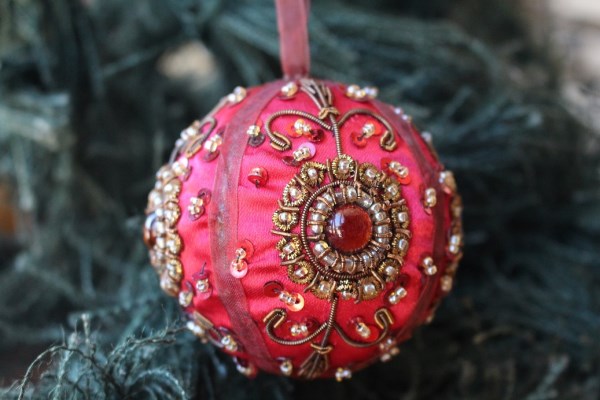 IN-TA-C52 Bauble Crimson Sequined